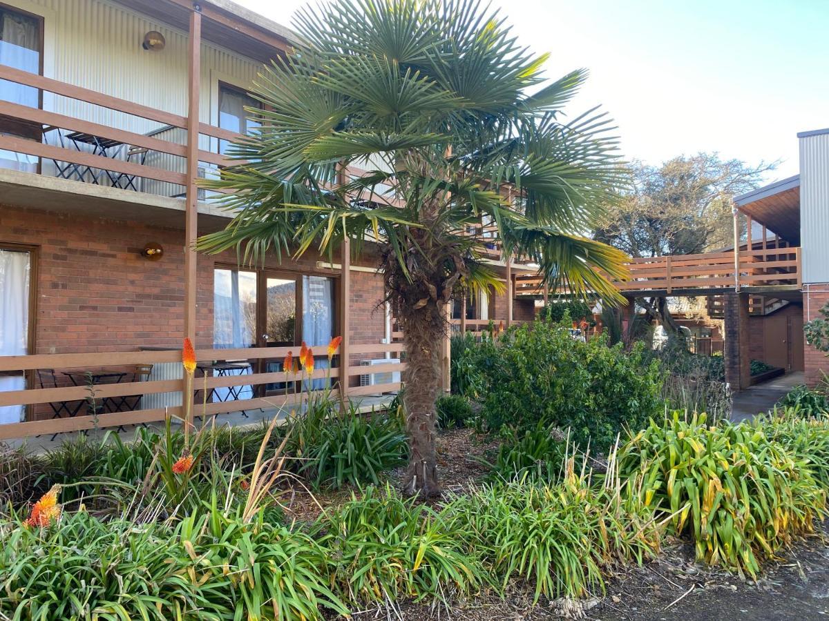 Mountain Creek Motel Bar & Restaurant Mount Beauty Exterior photo