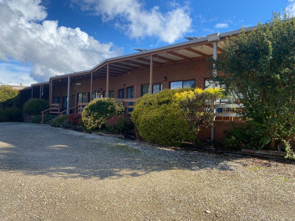 Mountain Creek Motel Bar & Restaurant Mount Beauty Exterior photo