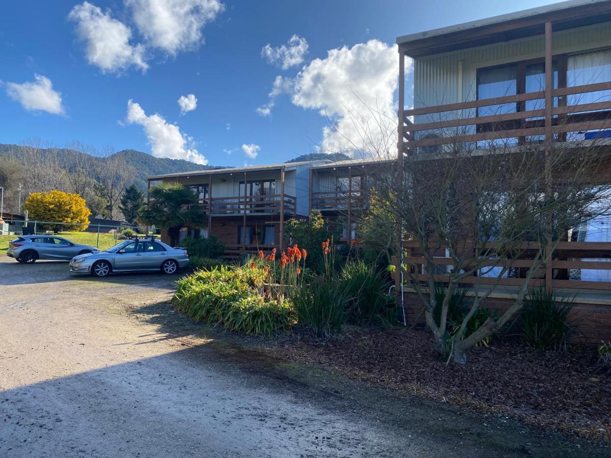 Mountain Creek Motel Bar & Restaurant Mount Beauty Exterior photo