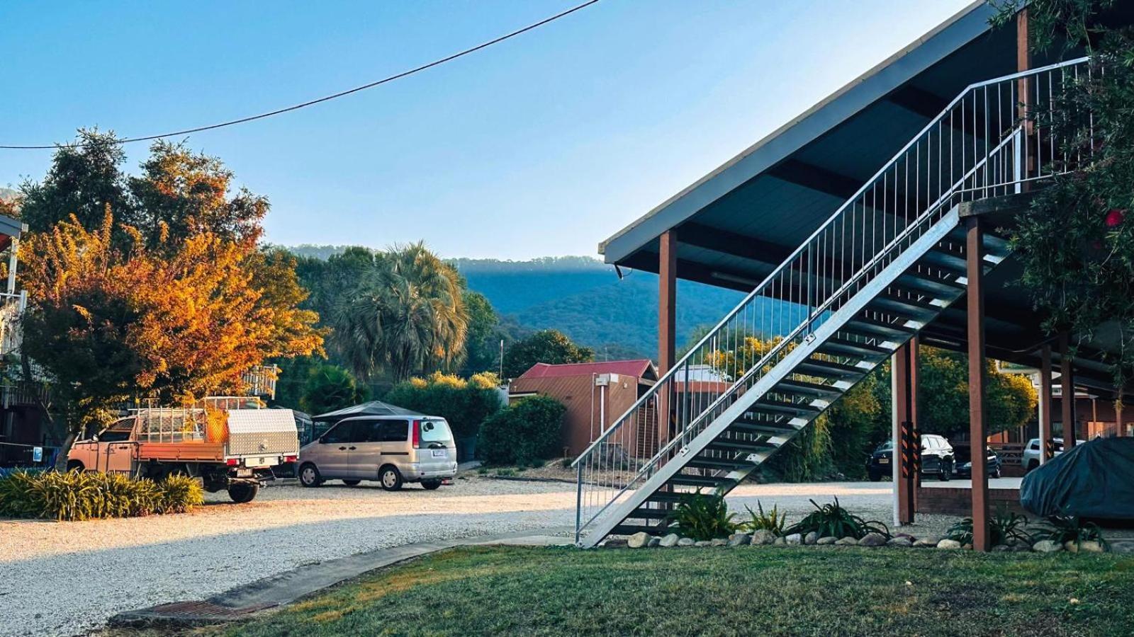 Mountain Creek Motel Bar & Restaurant Mount Beauty Exterior photo