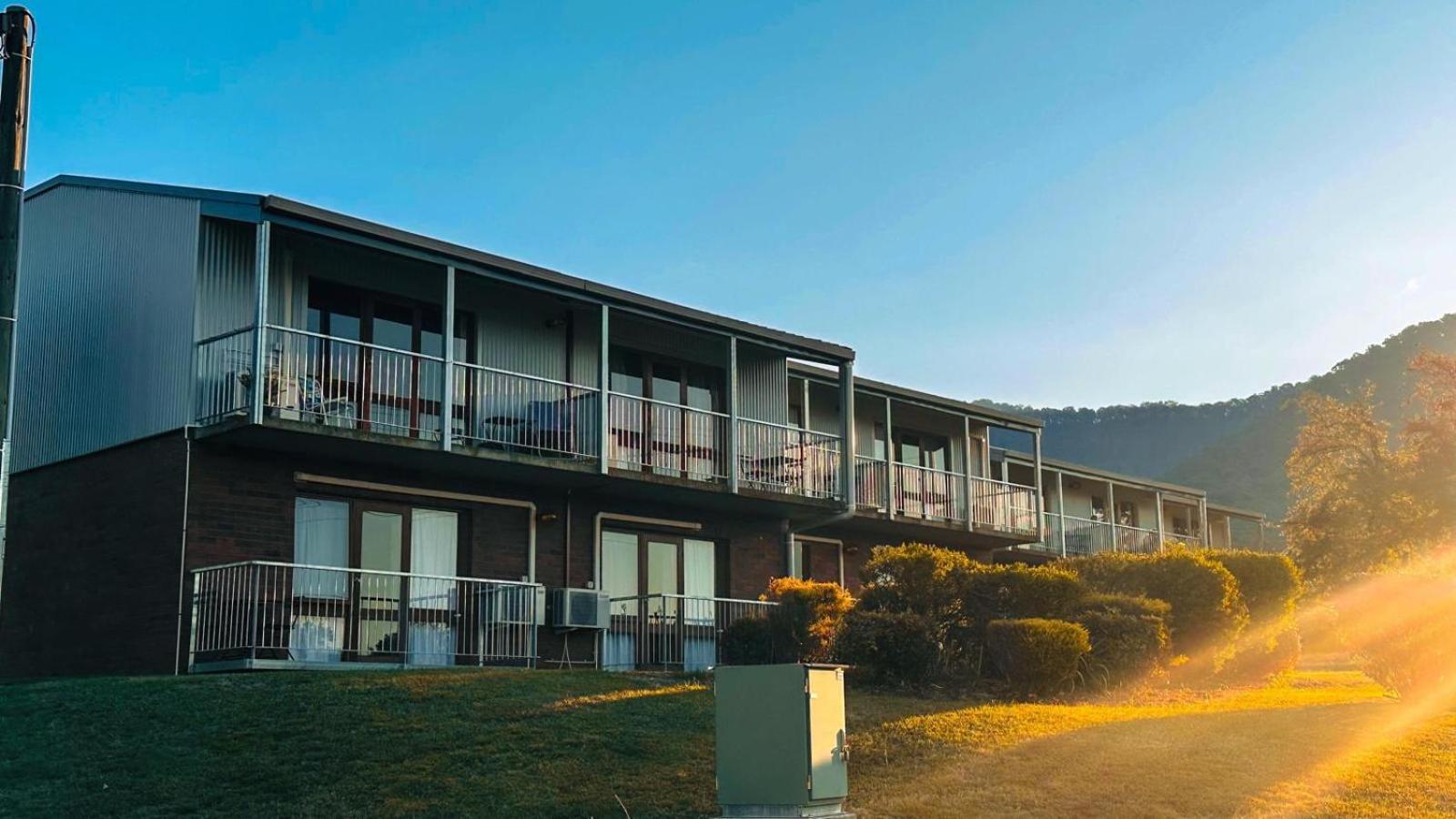 Mountain Creek Motel Bar & Restaurant Mount Beauty Exterior photo