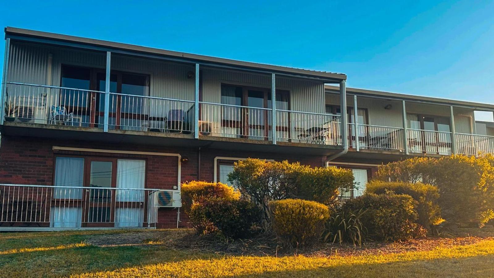 Mountain Creek Motel Bar & Restaurant Mount Beauty Exterior photo