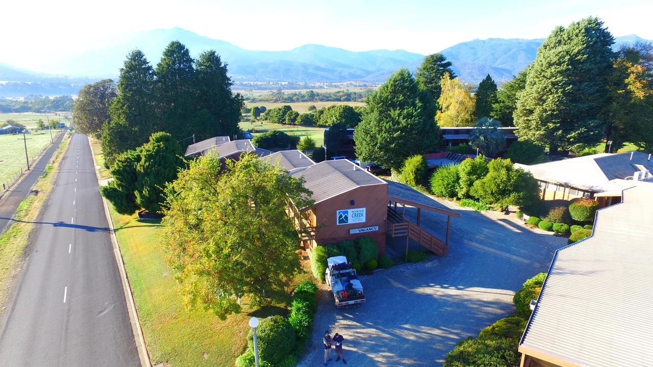 Mountain Creek Motel Bar & Restaurant Mount Beauty Exterior photo